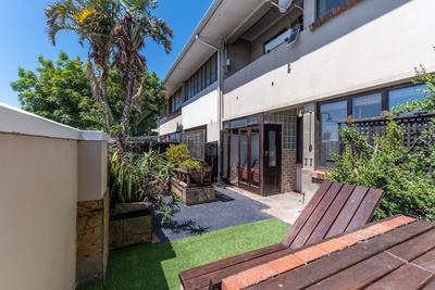 Apartment / Flat For Sale in Lakeside, Cape Town
